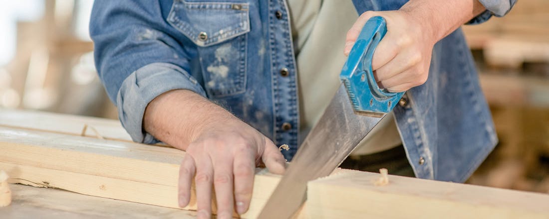 Man die aan het zagen is De juiste zaag voor iedere klus