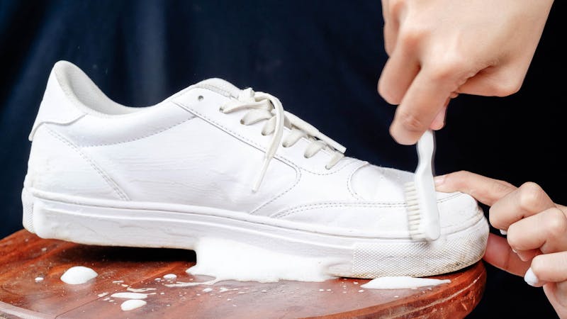 witte sportschoenen schoonmaken