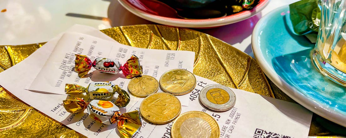 Betalen op terras in Hongarije Dit moet je weten over betalen met een andere munt