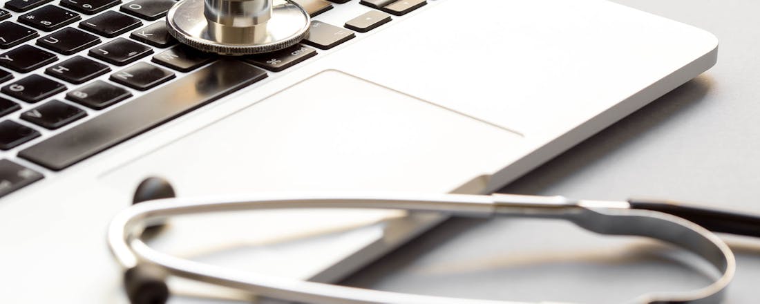 Stethoscoop op laptop Het gevaar van online zelfdiagnoses: de huisarts over Dokter Google