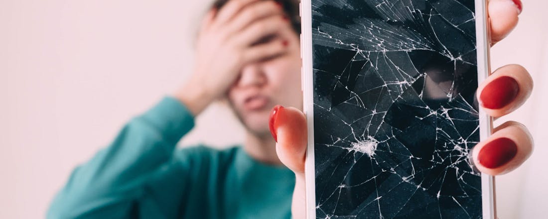 Vrouw met smartphone met gebroken scherm Een verzekering voor je smartphone: noodzakelijk of onzin?