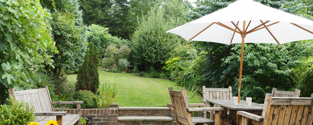 Schaduw in de tuin met een parasol Zo zorg je voor schaduw in de tuin