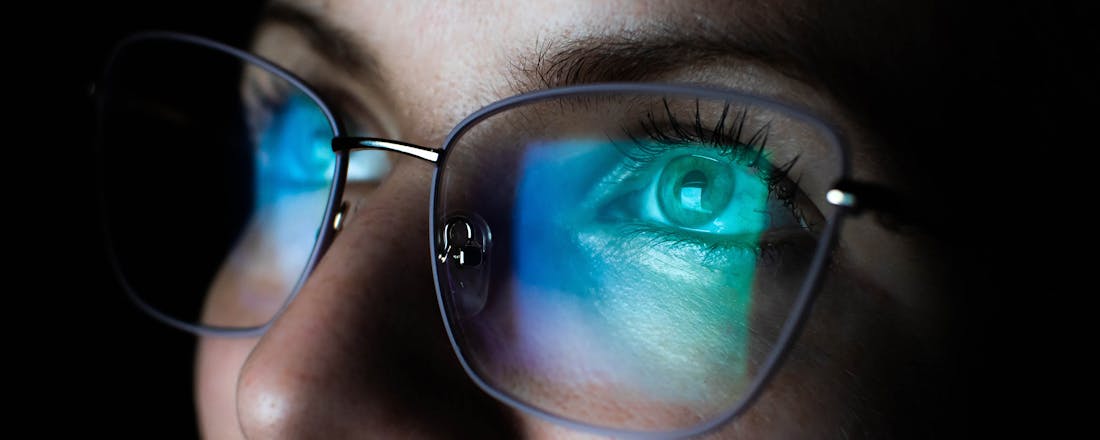 Vrouw met bril die naar computerscherm kijkt Gerucht: Slimme brillen van Meta krijgen gezichtsherkenning