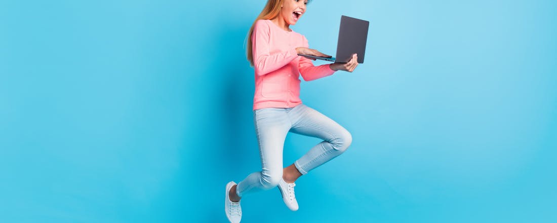 Springend meisje met laptop Zo wordt het internet een veilige speeltuin voor je kind