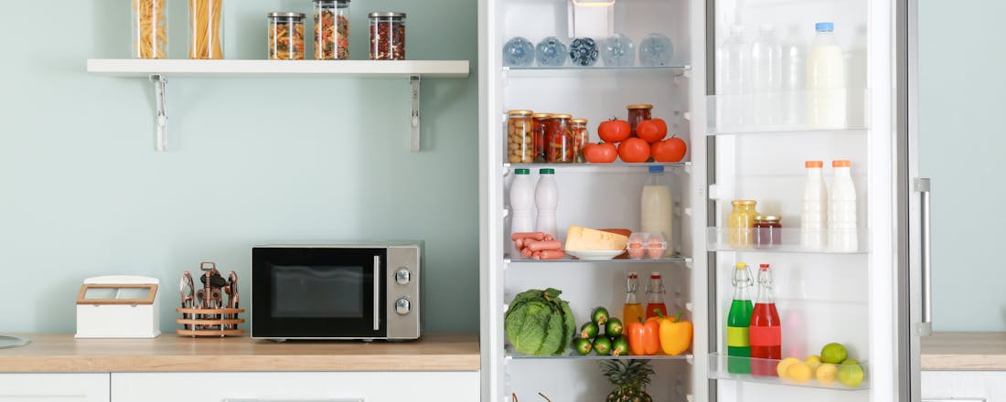 Open koelkast in keuken Waar voor je geld: 5 koel-vriescombinaties met een zuinig energielabel