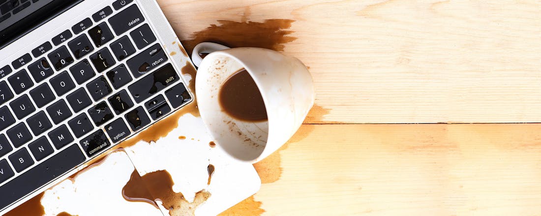 Koffie over MacBook laptop laten vallen Laptopverzekering: is het slim om je laptop te verzekeren?
