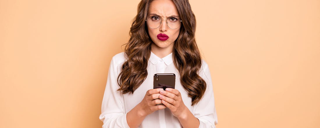 Vrouw met mobiel Dit is waarom je favoriete Reddit-apps niet meer werken