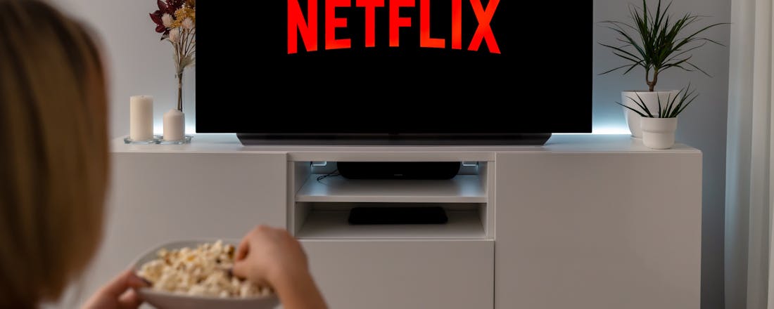 Netflix kijken op de tv met popcorn erbij Stop met eindeloos scrollen: 4 slimme tips om meer uit Netflix te halen