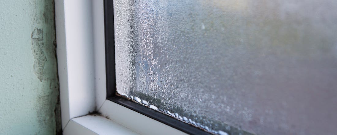 Raam dat beslagen is met beschimmelde kitranden Vocht in huis? Zo kies je een energiezuinige luchtontvochtiger