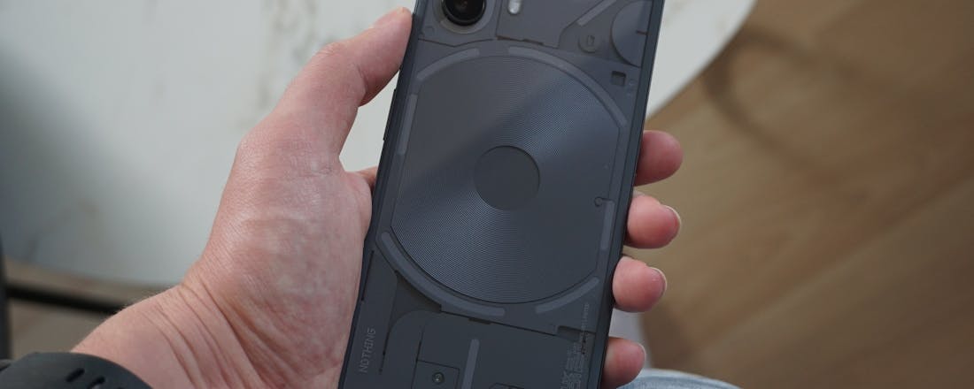 Nothing Phone (2) Review Nothing Phone (2): Onbekend, maar het kennen waard