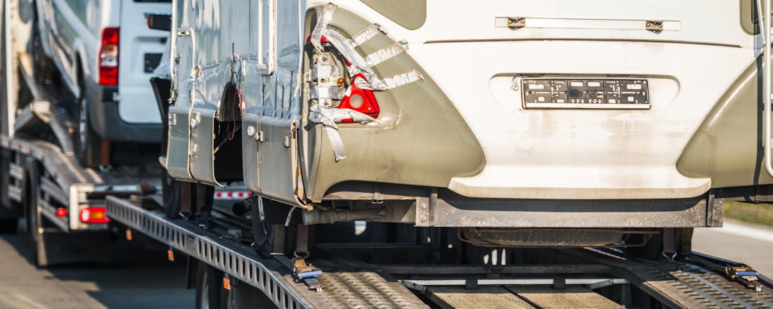 Camper met schade aan achterkant Schade claimen op je caravan- of camperverzekering? Zo doe je het goed