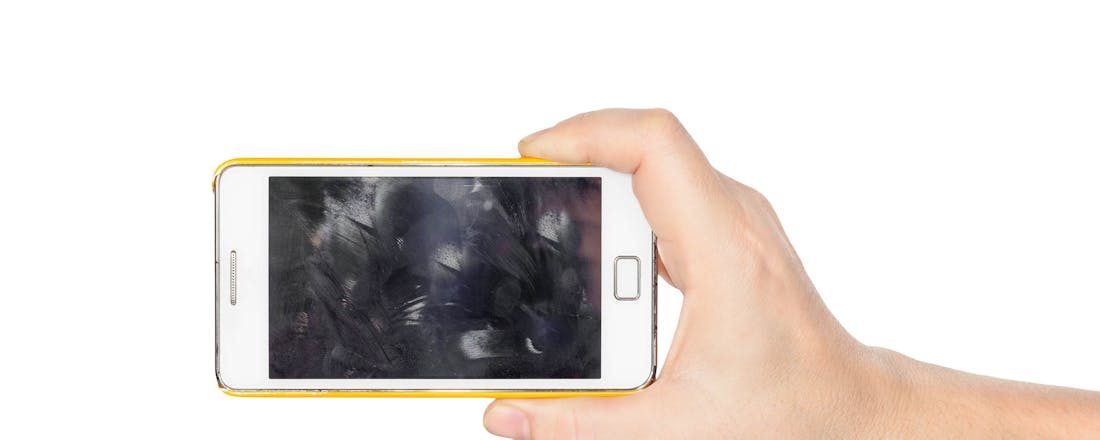 Smartphone met vies scherm 😳 Zo maak je je smartphone schoon (doen, want hij is 10x smeriger dan een toiletbril!)
