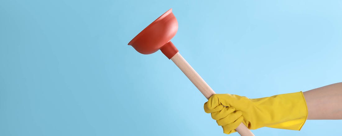 Vrouw met gootsteenplopper Plop! Zo ontstop je een gootsteen