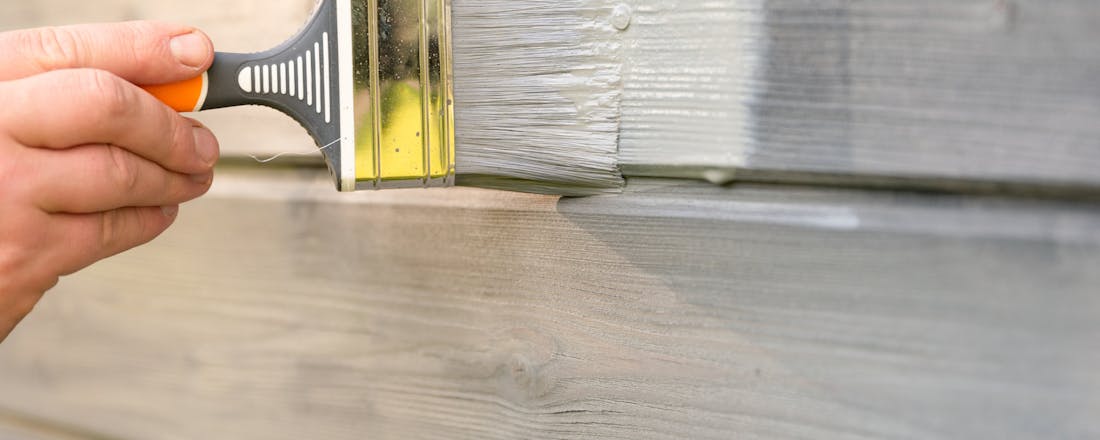 Witte verf op hout Houtwerk buitenshuis schilderen: zo doe je dat