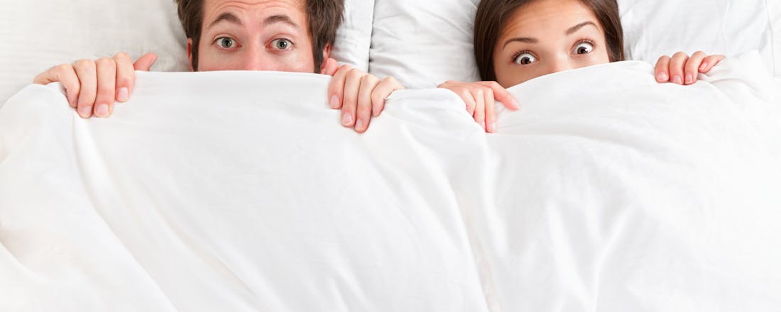Jong stel in bed. Seks. Sex. Sextoys. Sekspeeltjes. Vibrator. Erotiek. Samen aan de seksspeeltjes: de beste erotische toys voor jou en je partner