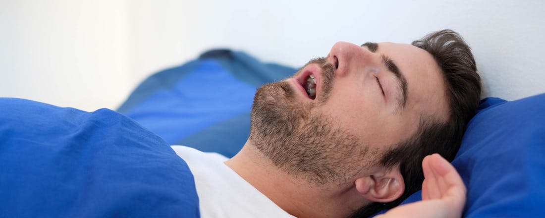 Snurkende man Wat is slaapapneu en hoe weet je of je er last van hebt?