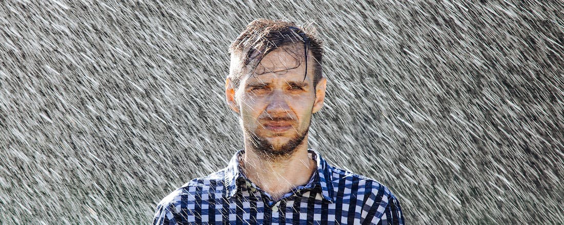 Natgeregende man Natte kleding drogen in de magnetron: ja of nee?