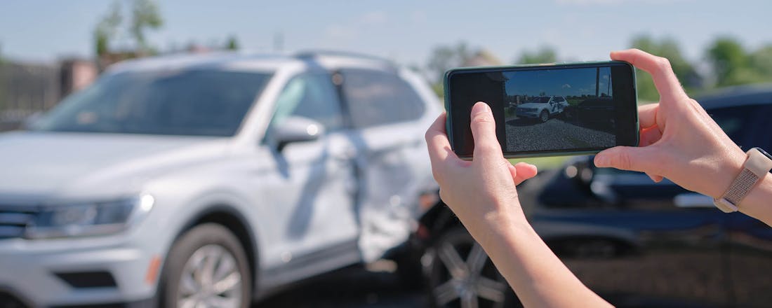 Schade aan een auto fotograferen Zo maakt je verzekeringsclaim de beste kans