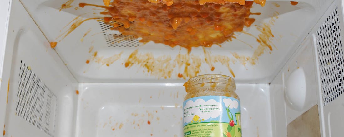 Magnetron met ontploft potje babyvoeding Ping! 5 dingen die je echt niet in de magnetron moet stoppen