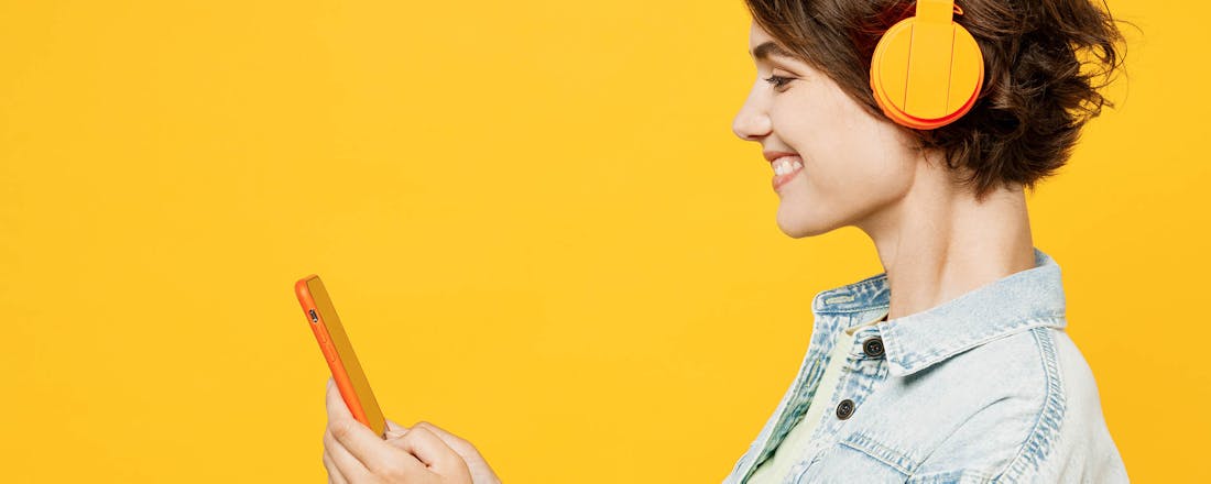 Vrouw die naar muziek luisters 🎧 Op deze plekken kun je gratis muziek downloaden