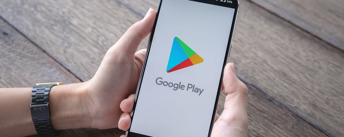 Man houdt telefoon vast met Google Play Waar voor je geld: 5 smartphones met ondersteuning voor Android 14