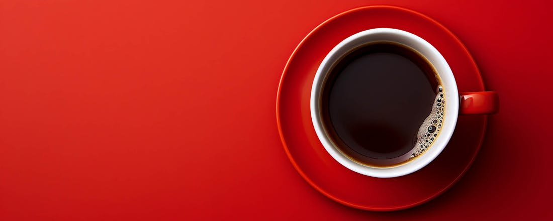 Kop koffie op rode achtergrond Espresso, filterkoffie of French press: zo kies je de beste watertemperatuur