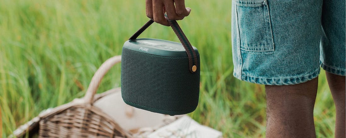 Er is een draagbeugel om de Woodland makkelijk mee te nemen. Review Pure Woodland: DAB-radio en bluetooth-speaker voor buiten