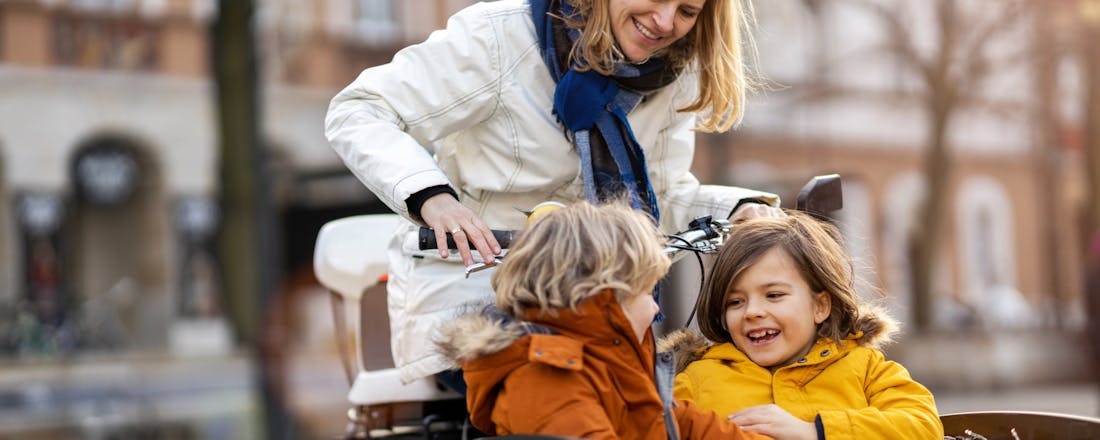 Vrouw met kinderen in bakfiets Is het slim om een elektrische bakfiets te leasen?