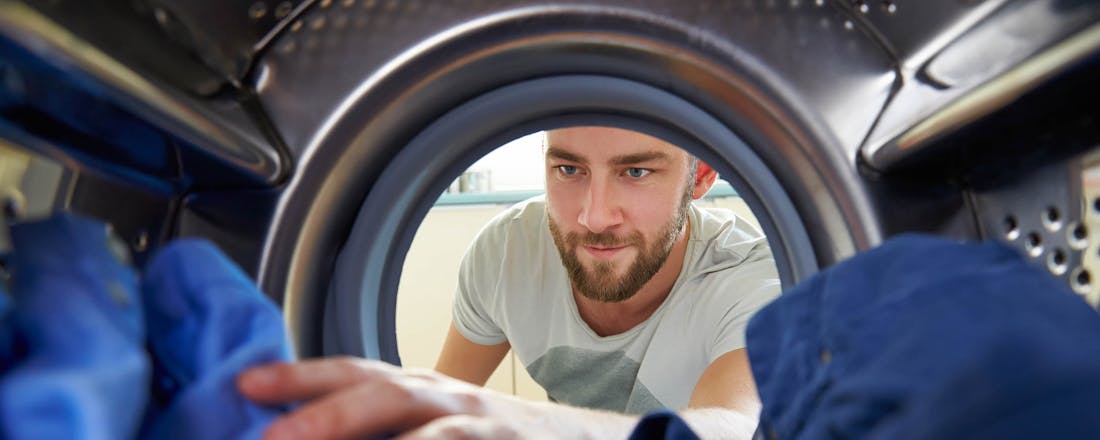 Man die wasgoed in de wasmachine stopt Waar voor je geld: 5 wasmachines met minimaal 10(!) kilo trommelcapaciteit