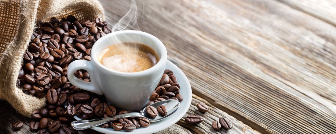 Kopje espresso en koffiebonen Van French press en filter tot slow drip en espressomachine: hoe zet jij je koffie?