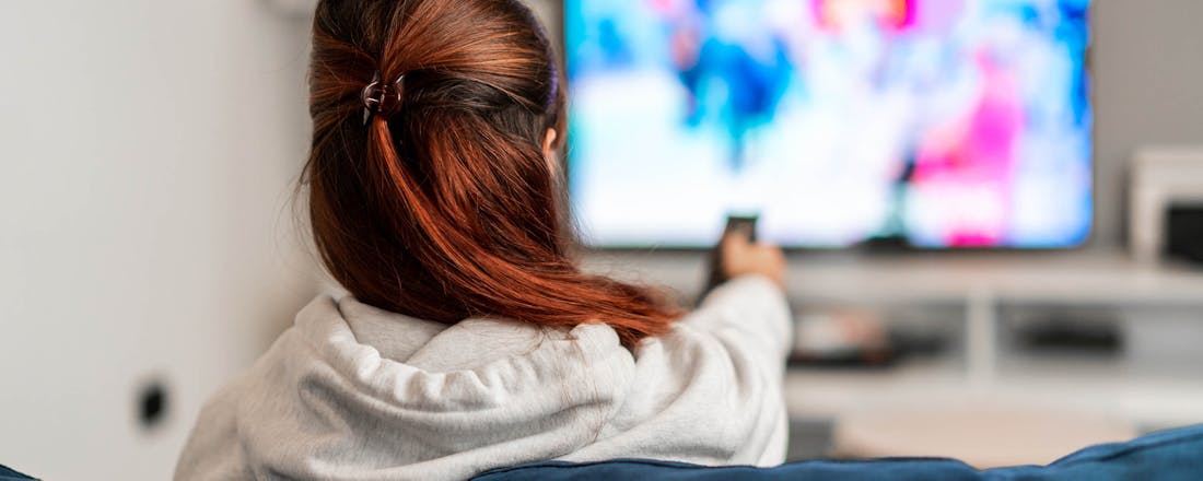 Vrouw kijkt tv Netflix uitgekeken? Zo valt er toch nog altijd iets te zien...