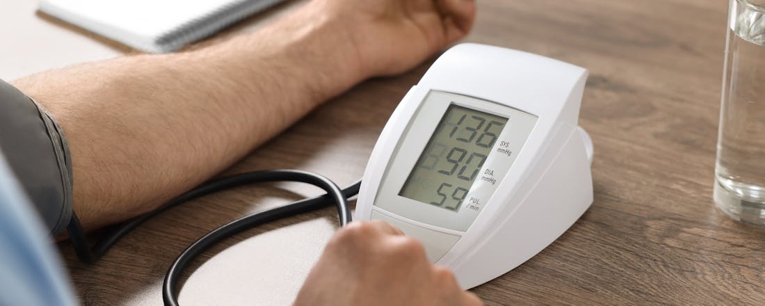 Man meet zijn bloeddruk Regelmatig je bloeddruk meten is belangrijk: dít zijn de beste bloeddrukmeters voor thuis