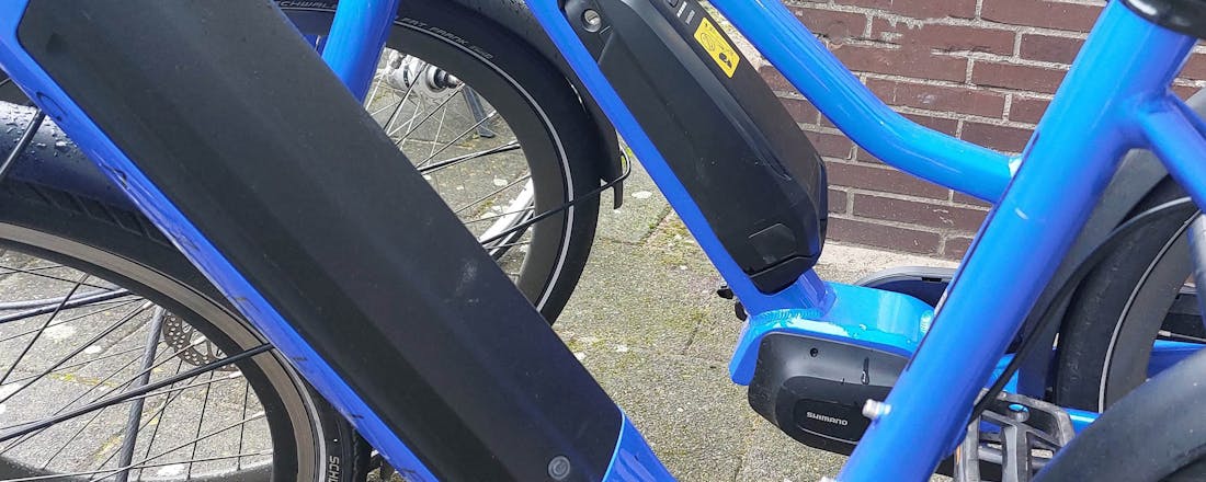 Twee e-bikes naast elkaar, eentje met een geïntegreerde accu en eentje met een semi-geïntegreerde accu Wat is de ideale plek voor de accu op een e-bike?