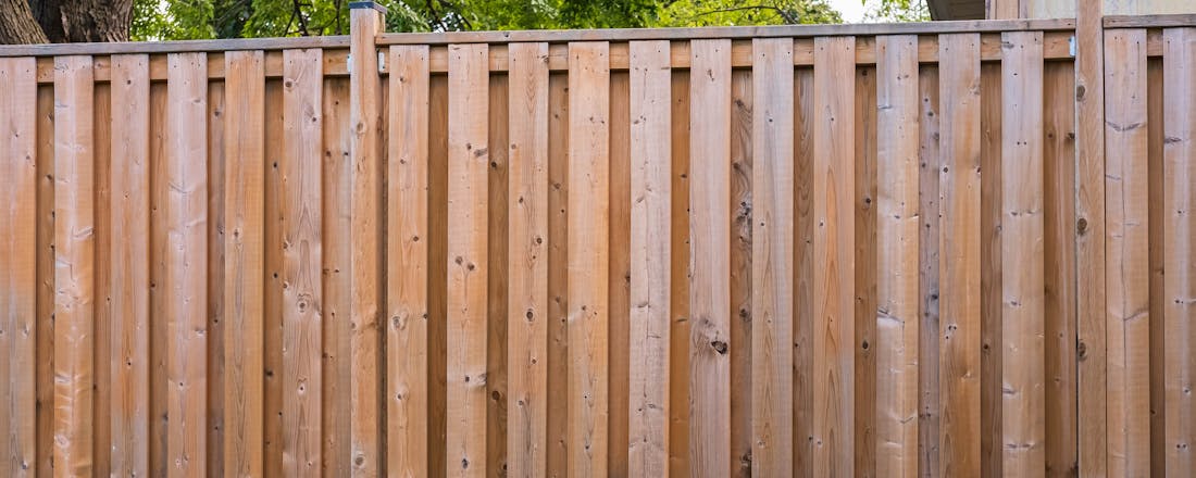 Houten schutting Zo bouw je een stevige schutting in je tuin