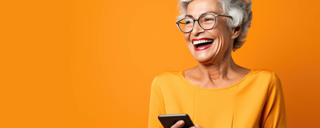 Vrouw op leeftijd met smartphone Dit zijn de beste mobiele telefoons voor senioren