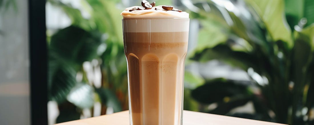 Glas latte Cappuccino's, lattes en meer: melk opschuimen als een pro doe je zo