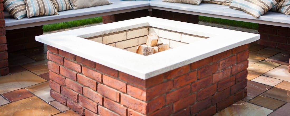 Vuurplaats bij loungehoek in de tuin Altijd warm en knus in de tuin zitten met een zelfgebouwde buitenhaard