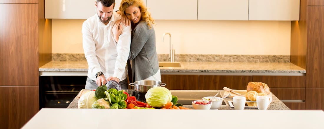 Een man en vrouw in een keuken aan het koken Dit zijn de 9 keukentrends van 2024
