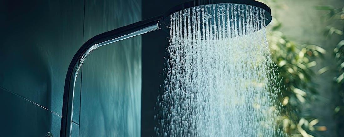 Douchekop met water Zo installeer je waterbespaarders voor kranen en douches