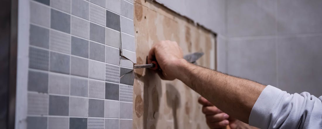 Tegels verwijderen Badkamer renoveren: zo verwijder je oude wandtegels