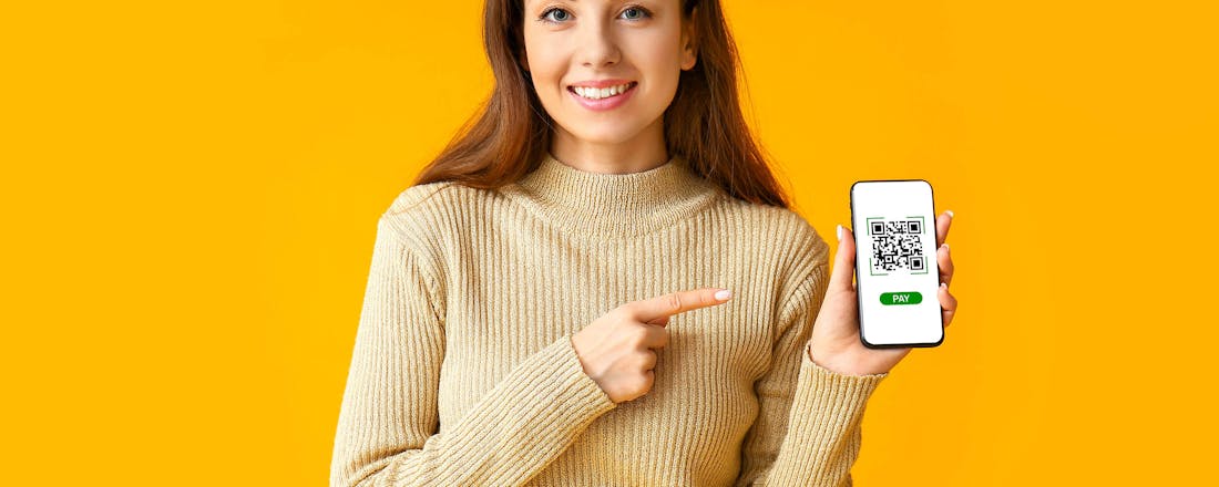 Vrouw met telefoon met qr-code Smartphone scant QR-code niet, en nu?