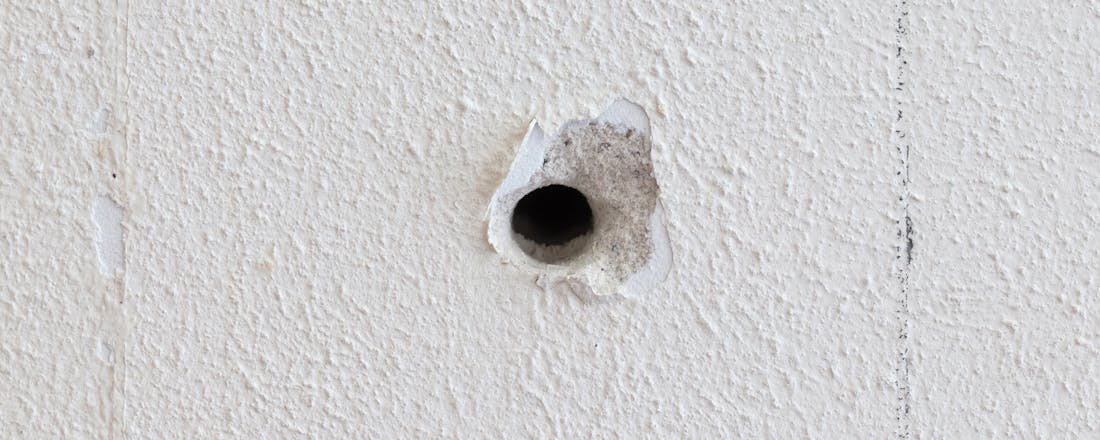 Een groot boorgat in de muur Zo herstel je een te groot boorgat in de muur