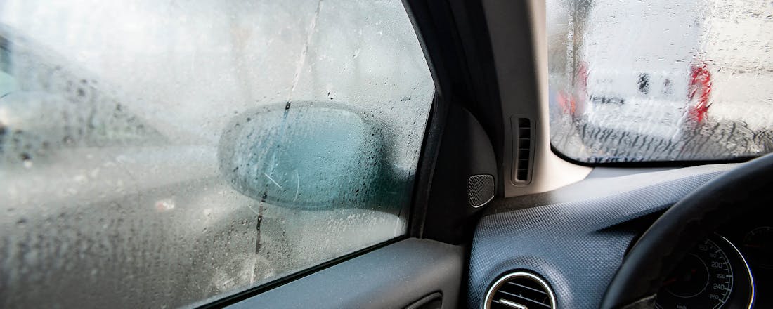 Beslagen raam in auto Vocht in de auto en beslagen ruiten? Zo kom je ervan af!