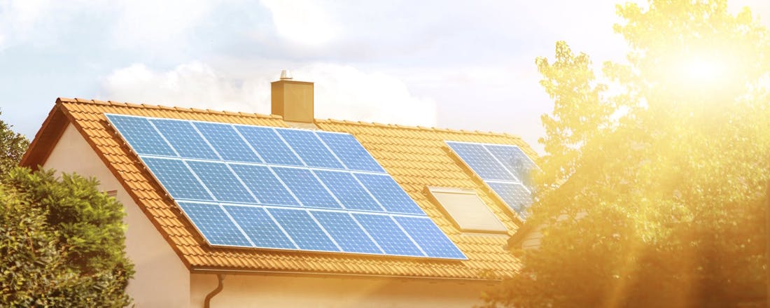 Zonnepanelen op een zonnige dag Zoveel zonnepanelen heb je nodig voor optimaal rendement