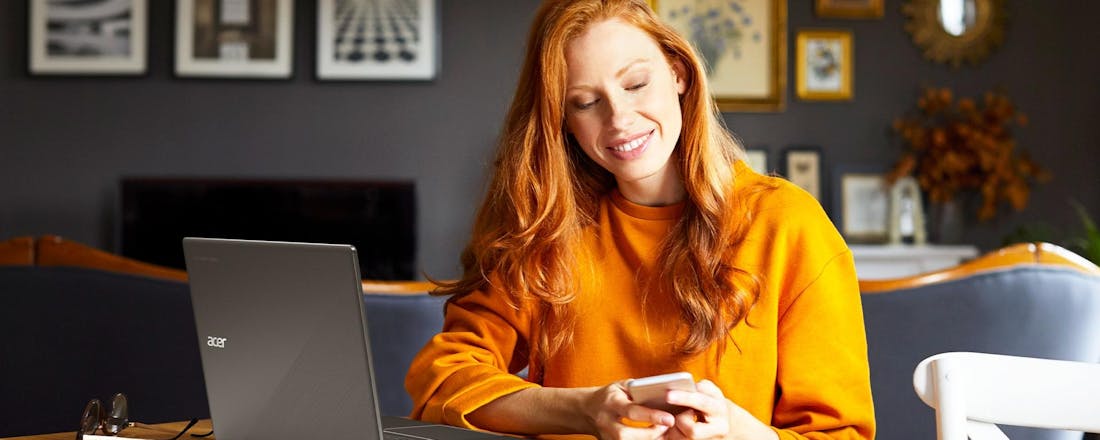 vrouw die achter laptop zit Zo kies je een nieuwe Chromebook die het beste bij je wensen past