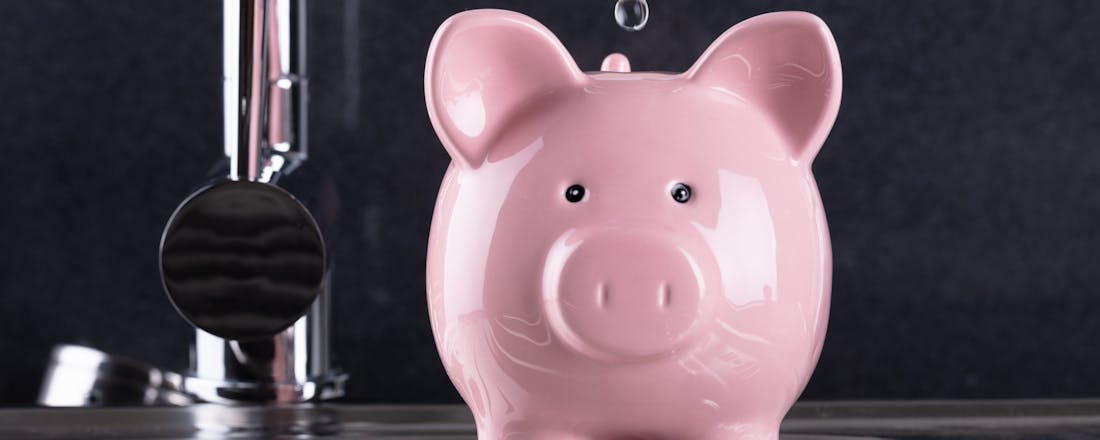 Spaarvarken onder waterkraan Besparen op warm water, het kan eenvoudig met deze tips