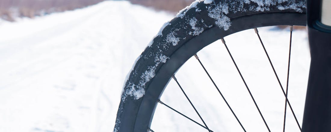 Fietsband in de sneeuw Meer grip op de weg met winterbanden voor e-bikes