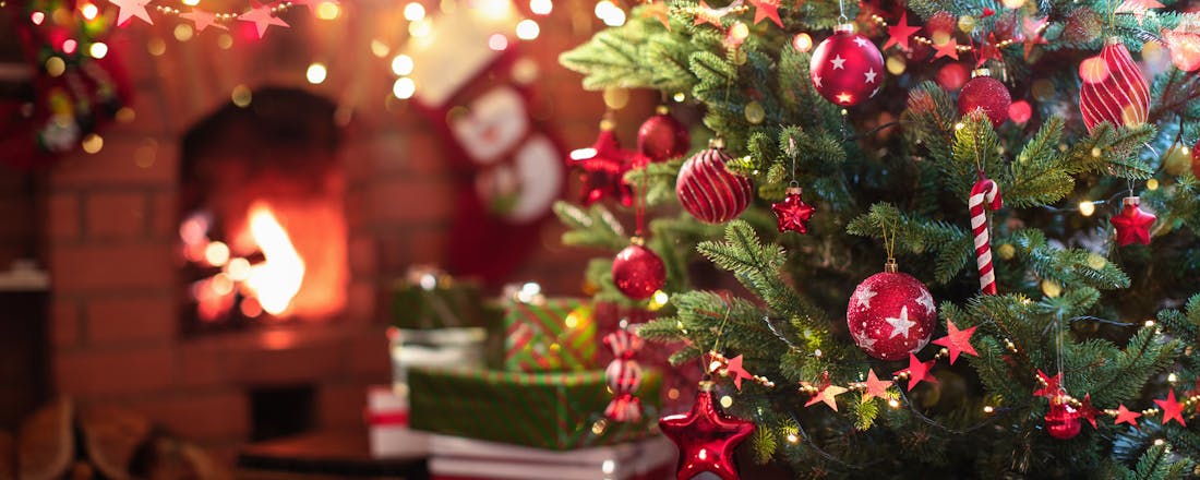 versierde kerstboom 10 tips om energie te besparen tijdens kerst