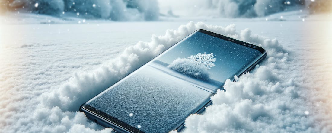 Smartphone in de sneeuw Je smartphone kan slecht tegen kou: zo bescherm je ‘m in de winter