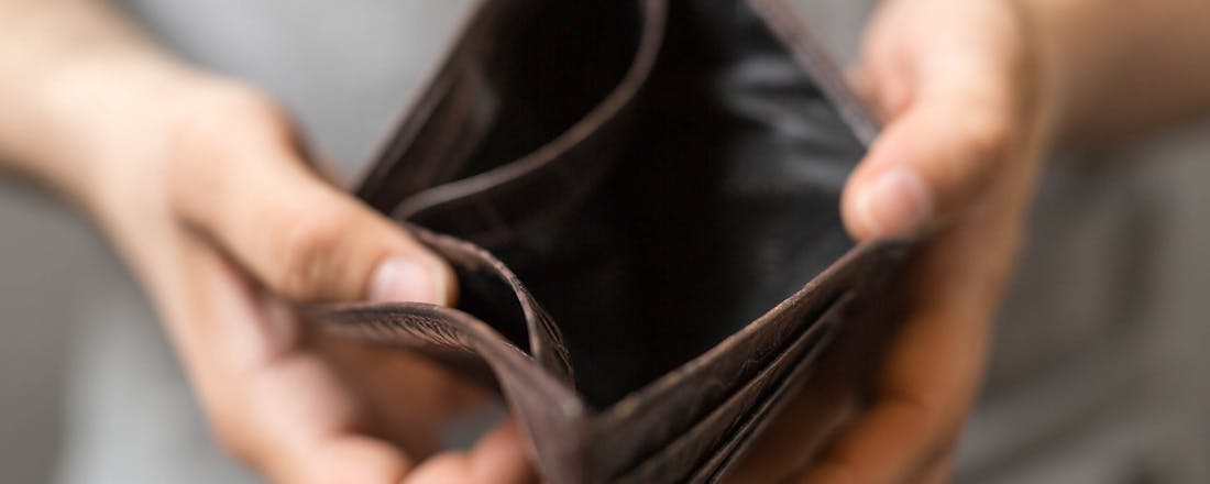 Lege portemonnee Met lege zakken naar de winkel: digitaliseer je pasjes